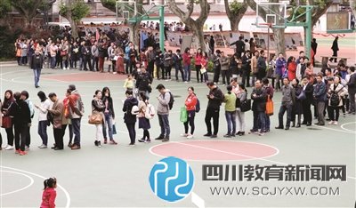 南京民辦校招160人來3000多人，家長(zhǎng)排一夜