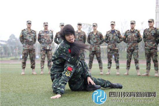 女特警退伍后高校當教師  一招拿下“準空保”