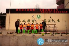 龍泉三小一年級組開展家長開放日、合唱
